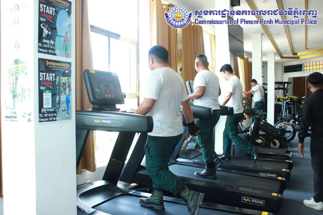 មន្ត្រីនគរបាលខណ្ឌកំបូលធ្វើលំហាត់ប្រាណ។ រូបភាព៖ ស្នងការនគរបាលរាជធានីភ្នំពេញ