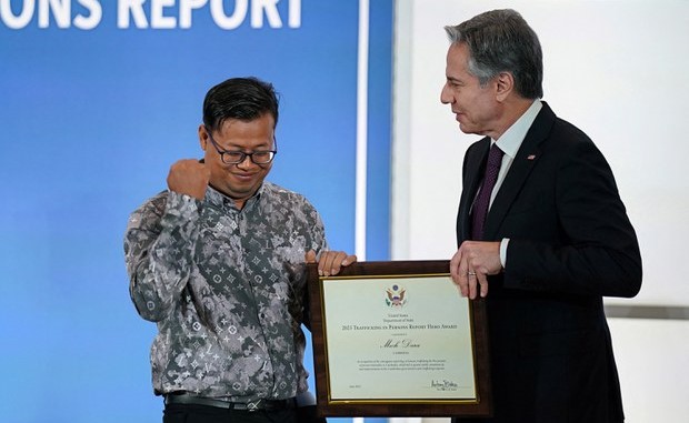 លោក ម៉ិច ដារ៉ា ពេលទទួលពាន Report Hero ពីលោក អានតូនី ប្លីងខិន (Antony Blinken) រដ្ឋមន្រ្តីការបរទេសអាម៉េរិក នៅលើទឹកដីអាម៉េរិក កាលពីឆ្នាំ២០២៣។