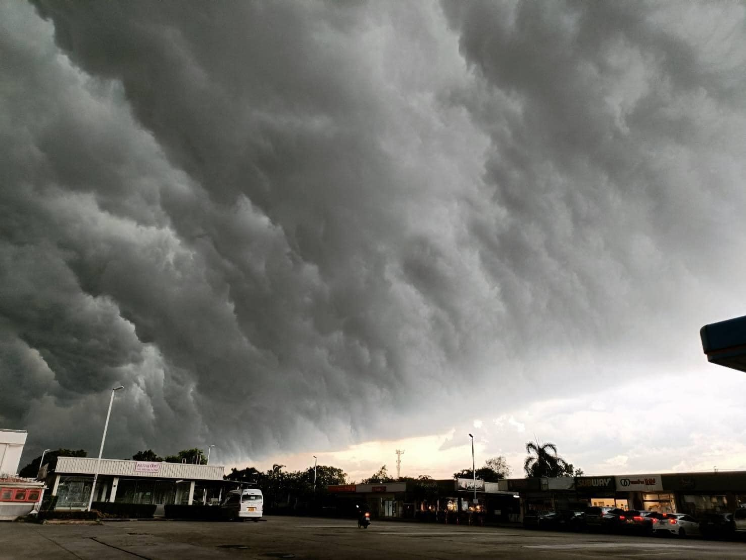 ព្យុះពពកខ្មៅងងិតដ៏សម្បើមនៅប្រទេសថៃ