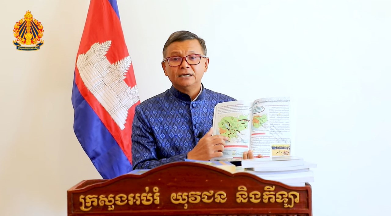 លោក ហង់ជួន ណារ៉ុន បើកសៀវភៅប្រវត្តិសាស្រ្តថ្នាក់ទី៦ (ថ្មី) ពេលលើកឡើងពីខ្លឹមសារក្នុងសៀវភៅនេះ។&nbsp;