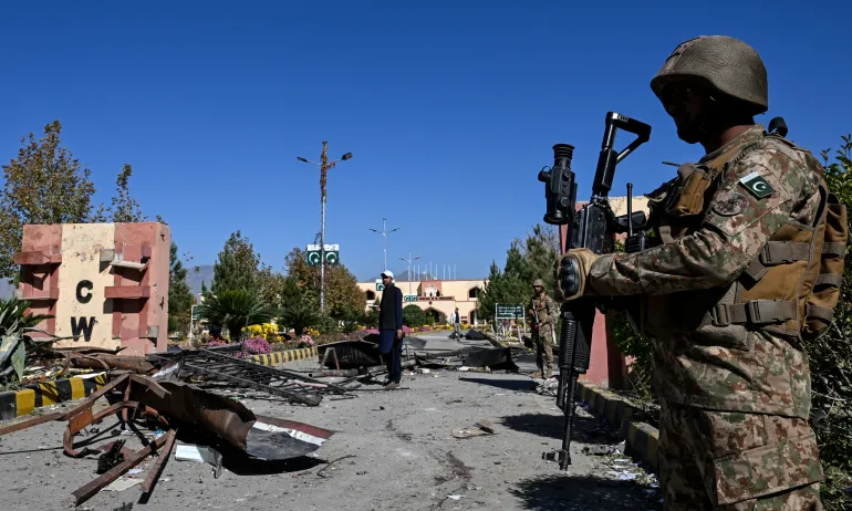 កងទ័ពប៉ាគីស្ថាន ចេញប្រយុទ្ធជាមួយអាហ្វហ្កានីស្ថាន។&nbsp;