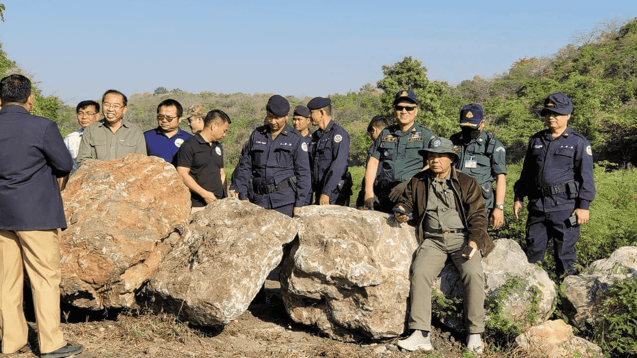 អាជ្ញាធរខេត្តបន្ទាយមានជ័យ ចុះរុះរើគំនរថ្មដែលបានដាក់រាំងផ្លូវរបស់ក្រុមហ៊ុនកូណៃនៅភ្នំកងវ៉ា