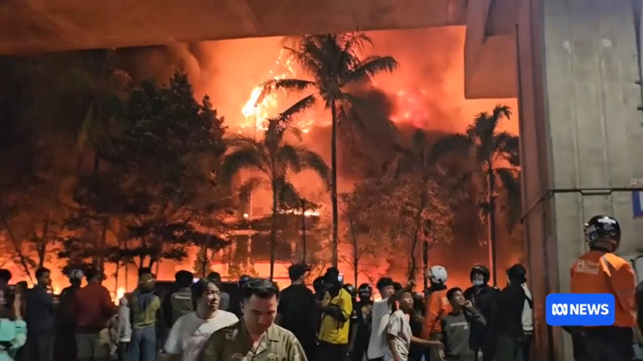 បាតុករឥណ្ឌូណេស៊ី ដុតវិមានរដ្ឋសភា