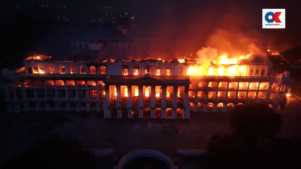 អគារសិង្ហា ឌូបា ដែលជាវិមានរដ្ឋាភិបាលនេប៉ាល់ ត្រូវក្រុមបាតុករដុត