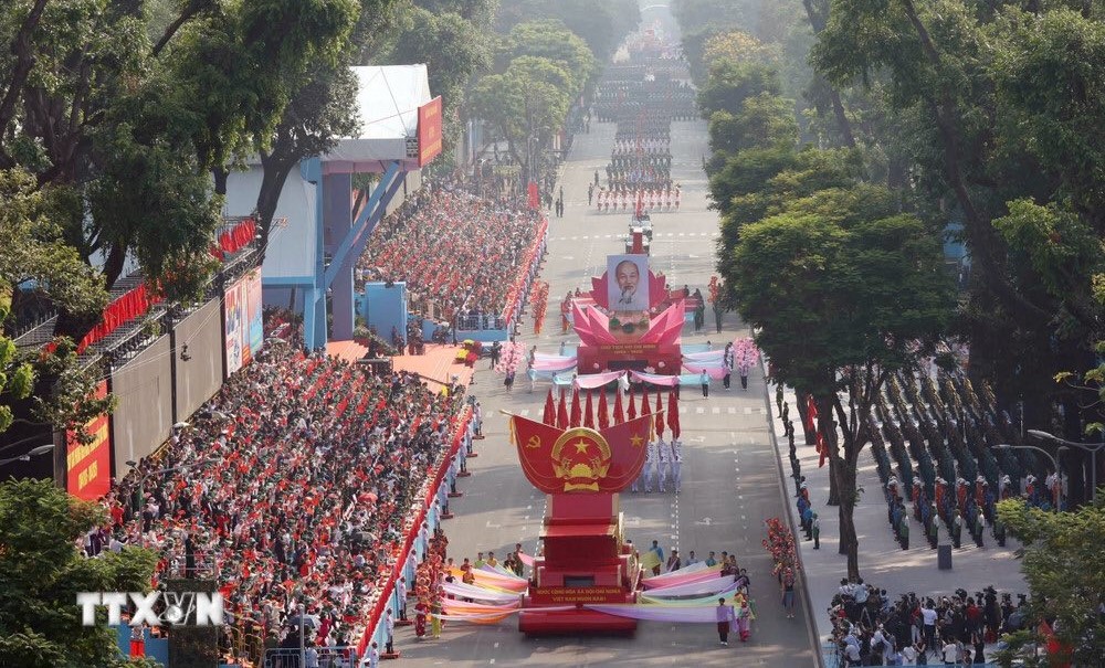 រូបថតលោក ហូ ជីមិញ ត្រូវបានដង្ហែក្នុងពិធីរម្លឹក៥០ឆ្នាំនៃការបង្រួបបង្រួមវៀតណាម។