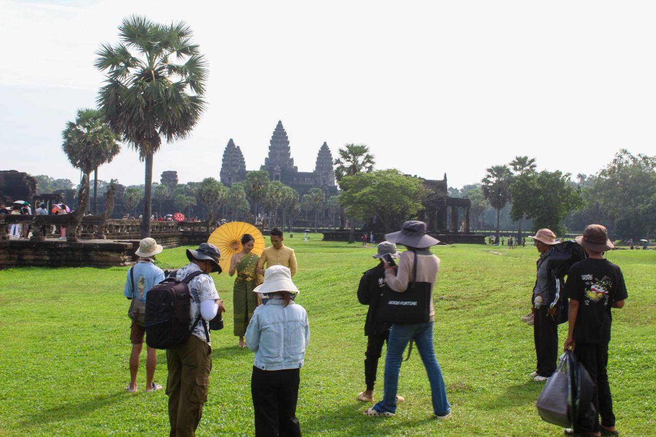 ការថតរូបមុនរៀបអាពាហ៍ពិពាហ៍ ឬហៅថា Pre Wedding ក្នុងរមណីយដ្ឋានអង្គរ។ រូបភាព៖ អាជ្ញាធរជាតិអប្សរា