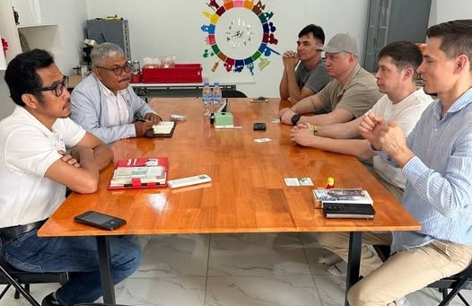 លោក អួន ស៊ីឡុត ប្រធានសមាគមស្វាយចន្ទីកម្ពុជា ជួបពិភាក្សាជាមួយតំណាងក្រុមហ៊ុនរុស្ស៊ី Siberian Cedar Eco-Factory, LLC។