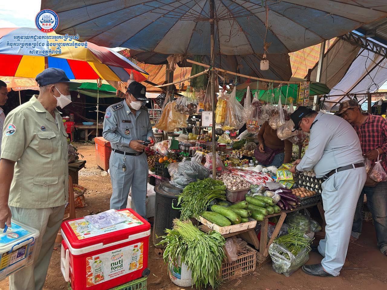 មន្រ្តី ក.ប.ប. ចុះត្រួតពិនិត្យការលក់ដូររបស់អាជីរករ