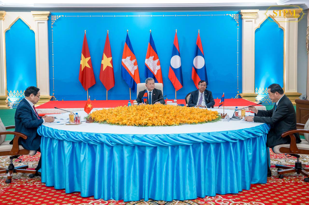 សម្តេចធិបតី ហ៊ុន ម៉ាណែត&nbsp;នាយករដ្ឋមន្រ្តីកម្ពុជា,&nbsp;លោក សនសៃ​ ស៊ីផាន់ដន&nbsp;នាយករដ្ឋមន្រ្តីឡាវ និងលោក ផាម​ មិញជិញ​&nbsp;​នាយករដ្ឋមន្ត្រី​វៀតណាម បានចូលរួមកិច្ចប្រជុំទ្វេភាគី&nbsp;&nbsp;