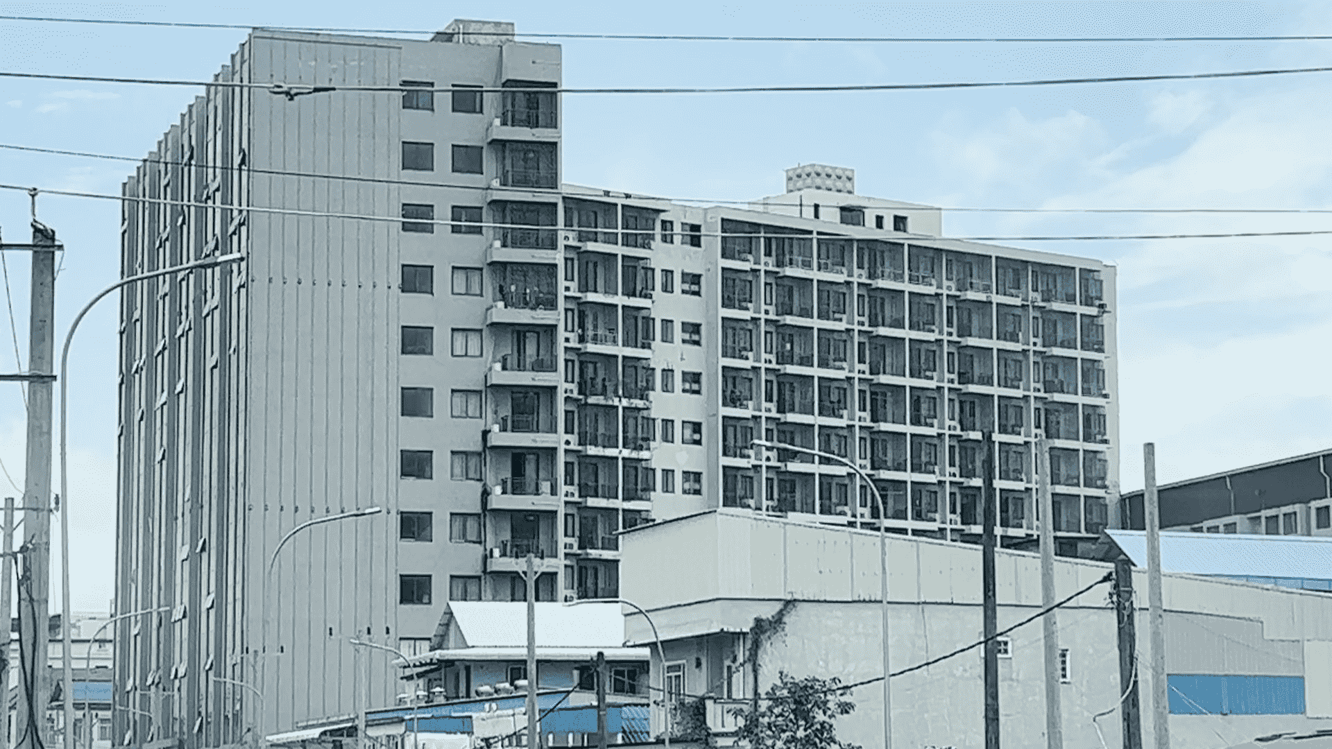 អគារគ្មានឈ្មោះមួយនៅតំបន់ភូមិ៣ ដែលប្រជាពលរដ្ឋអះអាងថា មានបើកកាស៊ីណូអនឡាញខុសច្បាប់