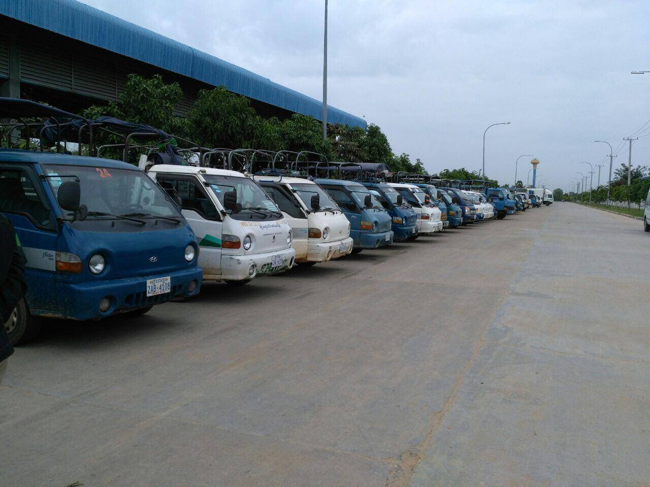 រថយន្តដឹកកម្មករ-កម្មការិនី