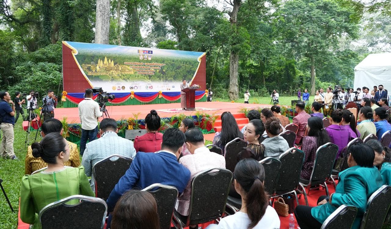 ពិធីបើកព្រឹត្តិការណ៍ស្នាមញញឹមកម្ពុជា ដើម្បីអបអរសាទរខួប២០ឆ្នាំនៃការយាងឡើងគ្រងព្រះបរមសិរីរាជសម្បត្តិរបស់ព្រះមហាក្សត្រកម្ពុជា។

