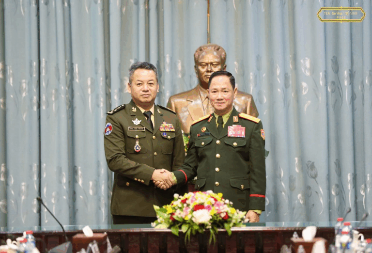 នាយឧត្ដមសេនីយ៍ ទៀ សីហា និងលោកឧត្តមសេនីយ៍ឯក ខាំលៀង ឧថាក់កៃសន ក្នុងជំនួបកាលពីថ្ងៃទី១៤ ខែតុលា ឆ្នាំ២០២៥។