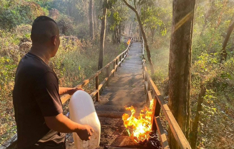 កងកម្លាំងថៃចាប់ប្រឹងដុតកាំជណ្ដើរឡើងទៅប្រាសាទខ្នារនាពេលកន្លងមក។