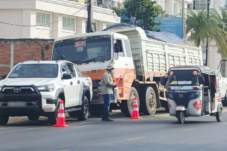 រូបភាពមន្ត្រីជំនាញចុះពិនិត្យយាយន្តដឹកលើសទម្ងន់។ ប្រភព៖ ក្រសួងសាធារណការ និងដឹកជញ្ជូន