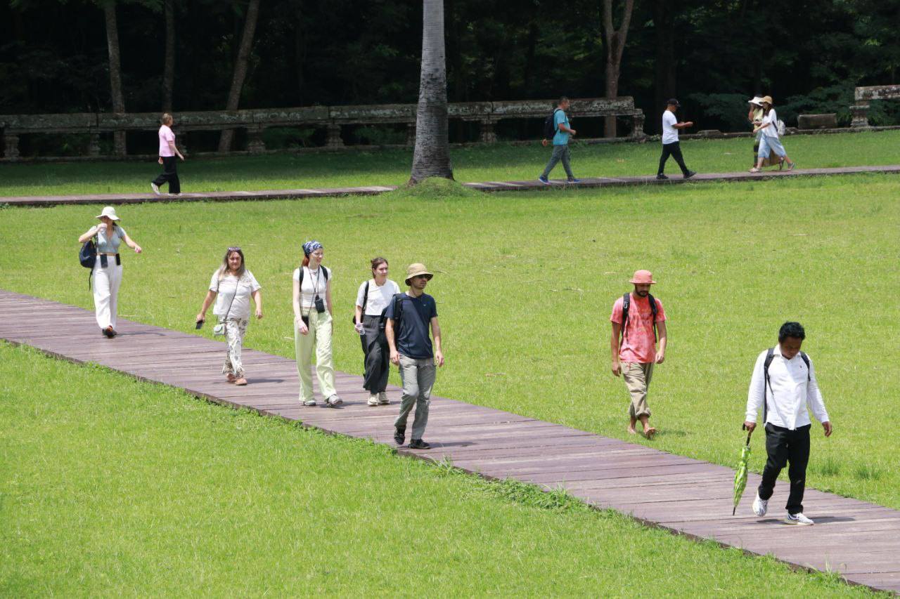 ភ្ញៀវទេសចរកំពុងដើកម្សាន្តនៅរមណីដ្ឋានអង្គរថ្ងៃទី៣១កក្កដា ឆ្នាំ២០២៥។ ប្រភពរូបភាព៖ អាជ្ញាធរជាតិអប្សរា។