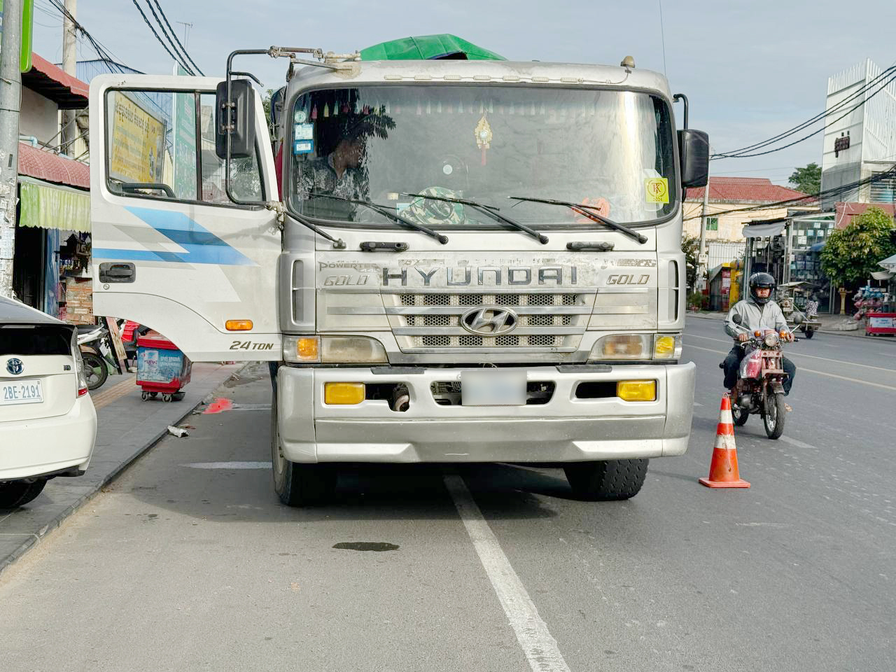 រូបភាពមន្ត្រីជំនាញចុះពិនិត្យយាយន្តដឹកលើសទម្ងន់។ ប្រភព៖ ក្រសួងសាធារណការ និងដឹកជញ្ជូន