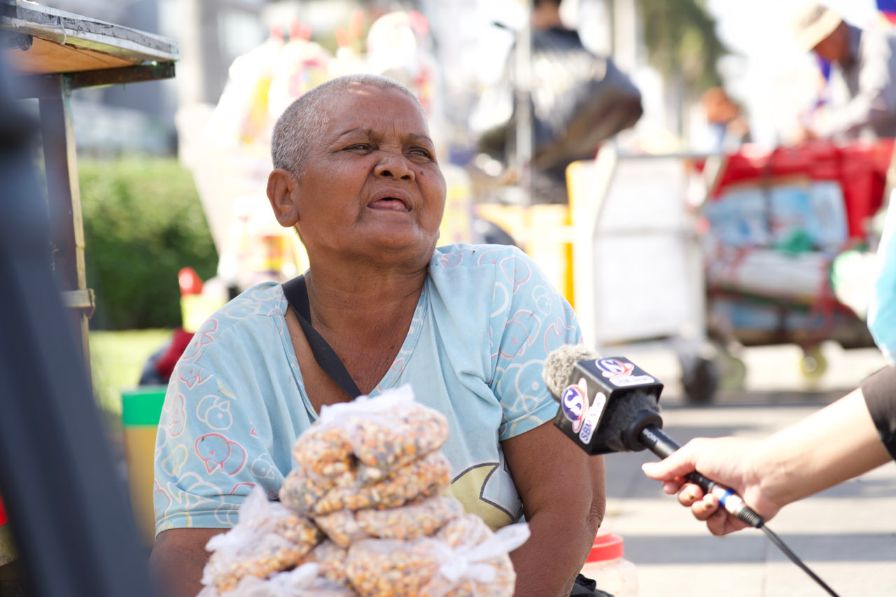 លោកយាយ ម៉ន អ៊ីន&nbsp;អាជីវករលក់ខ្ចៅខ្ចង និងចំណីព្រាប នៅលើសួនច្បារមុខព្រះបរមរាជវាំង