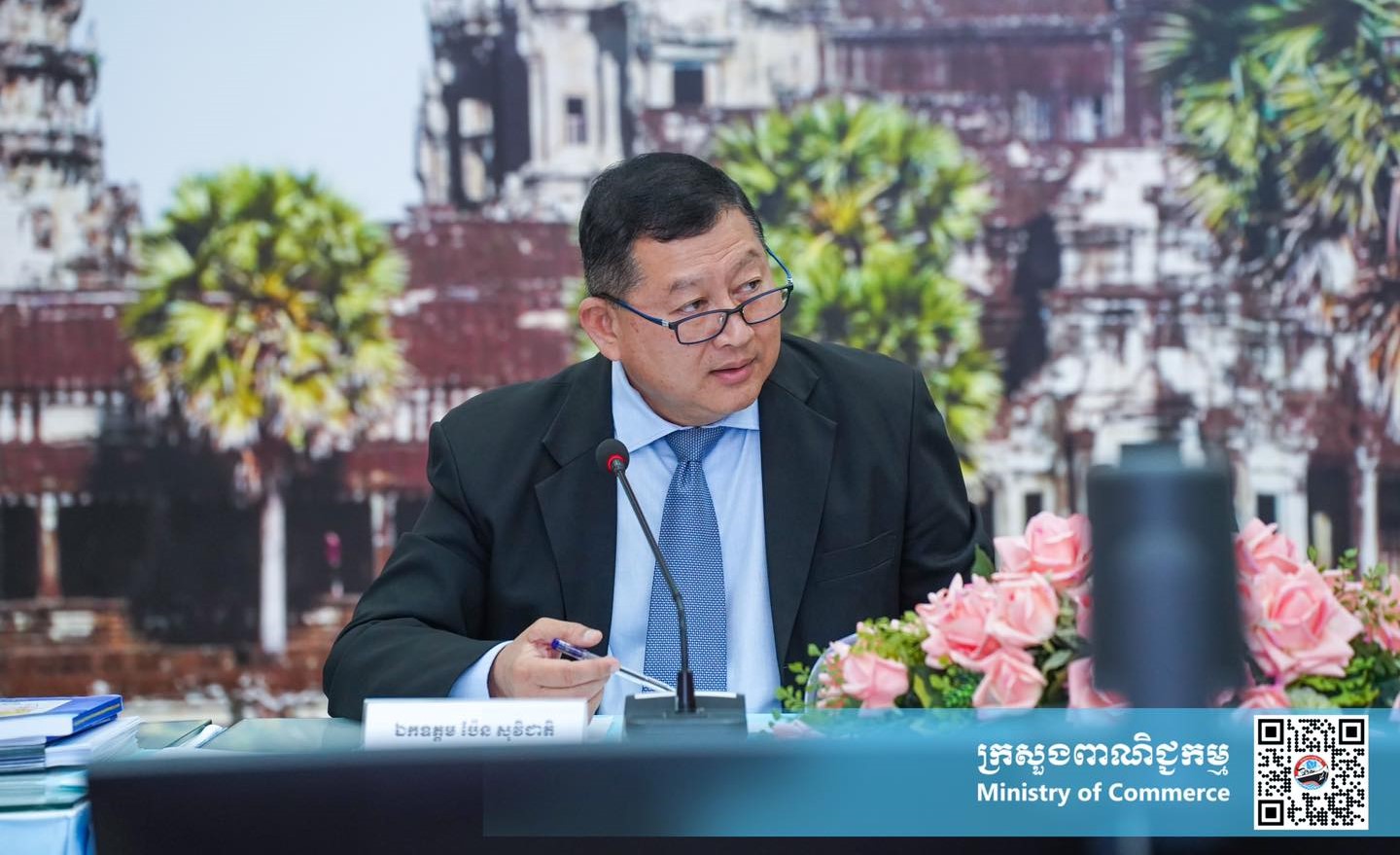 លោក ប៉ែន សុវិជាតិ ដឹកនាំកិច្ចប្រជុំមួយ កាលពីខែកុម្ភៈ ឆ្នាំ២០២៤។