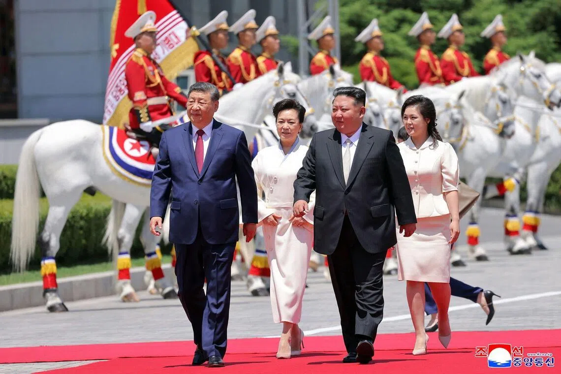 លោក ស៊ី ជិនភីង (Xi Jinping) និងលោក គីម ជុងអ៊ុន (Kim Jong Un)