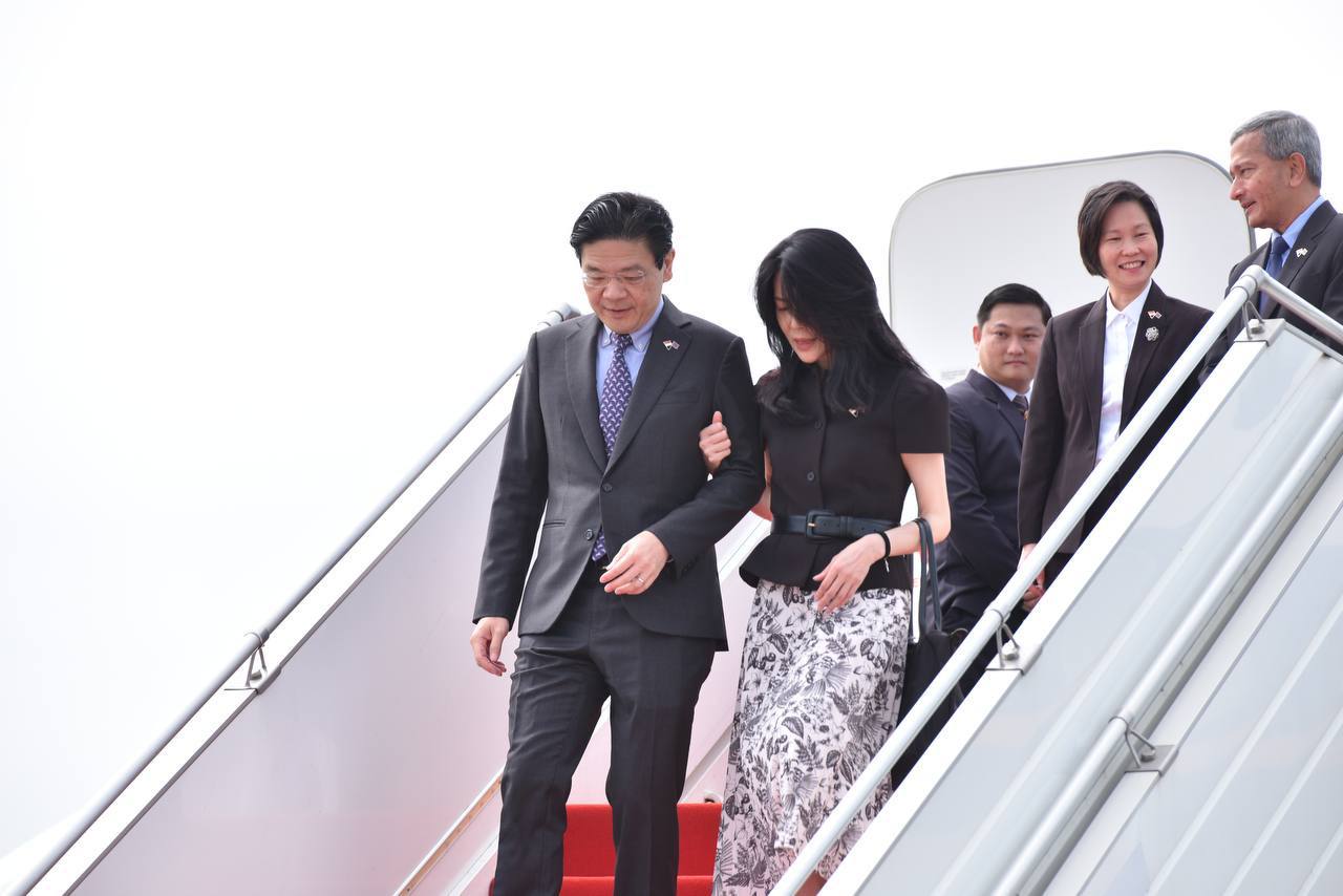 លោក&nbsp;ឡរ៉េន វ៉ុង និងភរិយា ចុះពីយន្តហោះ ពេលមកដល់កម្ពុជា