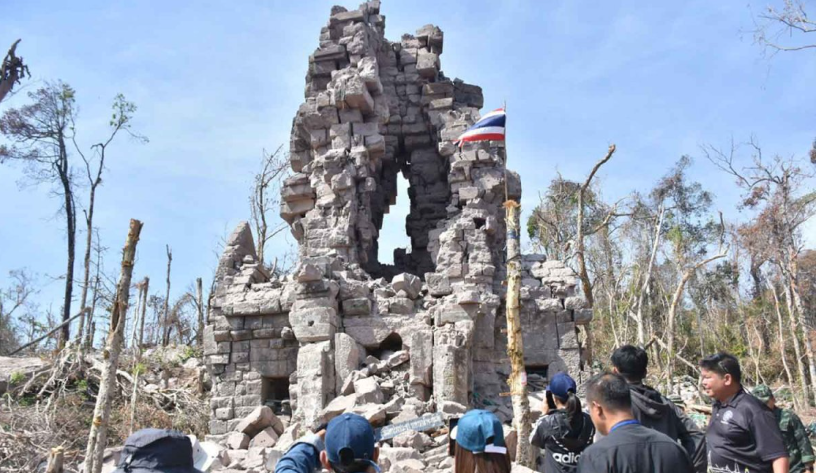 ថៃដោតទង់ជាតិខ្លួននៅប្រាសាទខ្មែរតាមព្រំដែន។