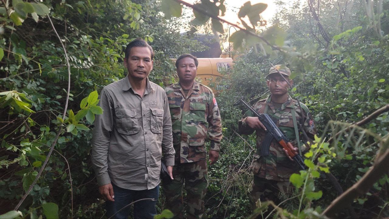 អភិបាលស្រុកក្រូចឆ្មារ និងកម្លាំងចម្រុះ ចុះបង្ក្រាបអេស្កាវ៉ា១គ្រឿង កំពុងវាយកម្ទេចព្រៃលិចទឹកមួយកន្លែងនៅខេត្តត្បូងឃ្មុំ កាលពីថ្ងៃទី៥មិថុនា ឆ្នាំ២០២៥