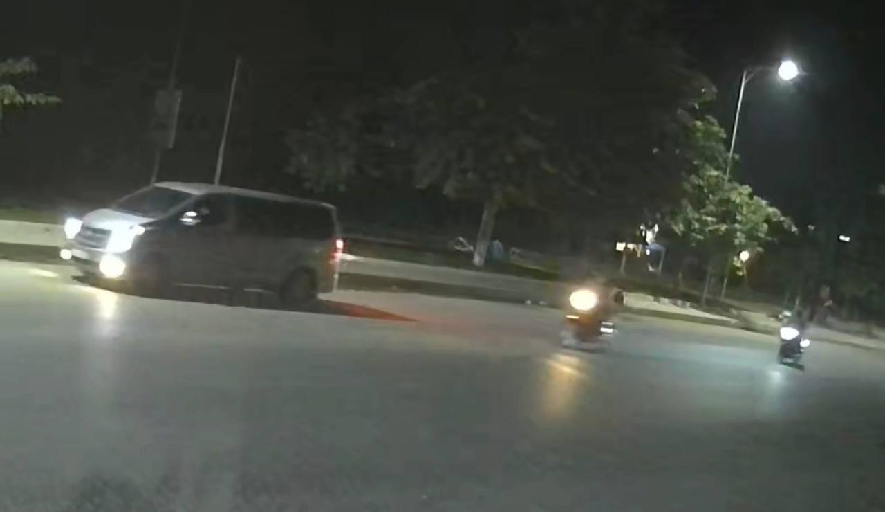 រថយន្ត Hyundai Starex ដែលសមត្ថកិច្ចពិនិត្យតាមកាមេរ៉ាសុវត្ថិភាព