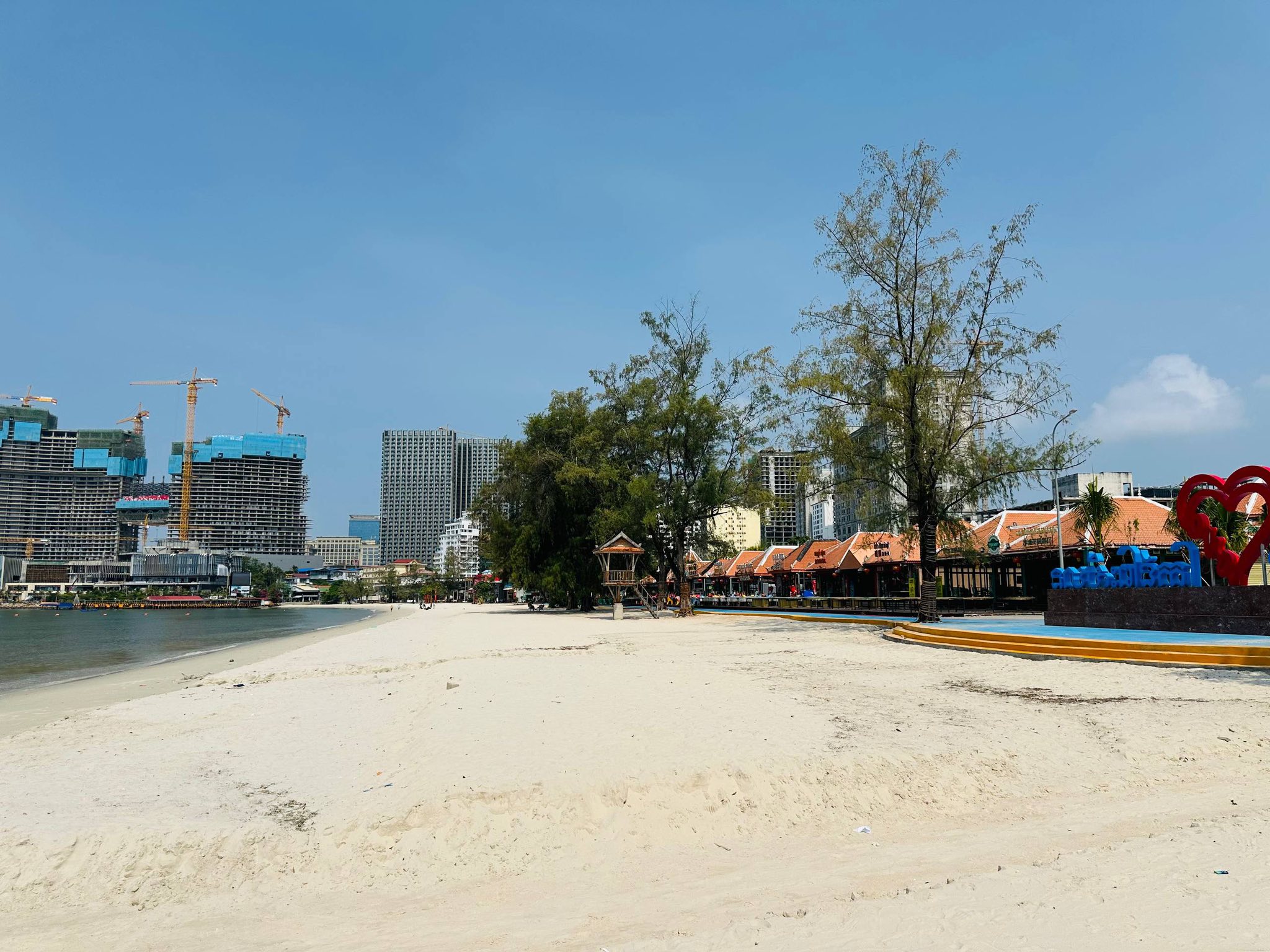 សំរាមចូលទៅក្នុងសមុទ្រ នៅតំបន់ឆ្នេរក្បែរសណ្ឋាគារសុខា ត្រូវបានសម្អាតរួចរាល់។ រូបភាព៖ ក្រសួងបរិស្ថាន