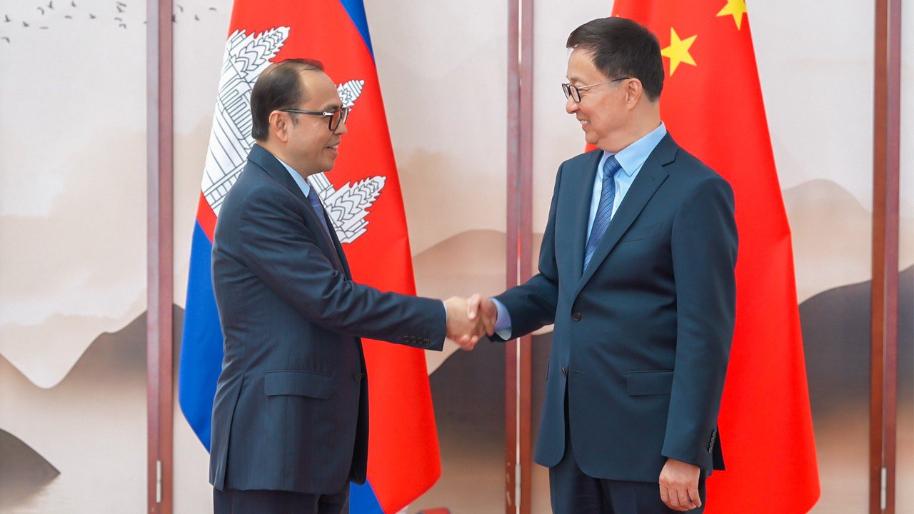 លោកឧបនាយករដ្ឋមន្ត្រីប្រចាំការ វង្សី វិស្សុត (ឆ្វេងដៃ) , លោក Han Zheng អនុប្រធានាធិបតីនៃសាធារណរដ្ឋប្រជាមានិតចិន (ស្តាំដៃ)