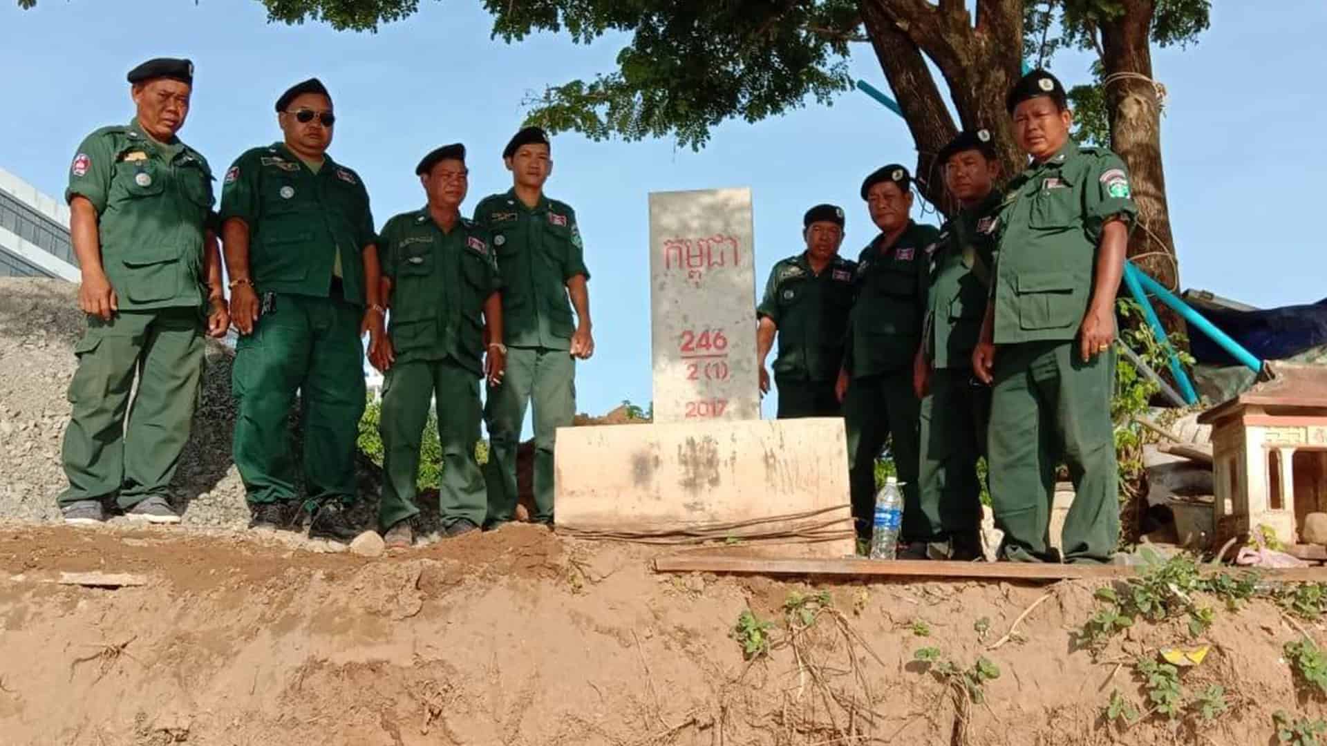 បង្គោលកំណត់ខណ្ឌសីមាព្រំដែន រវាងប្រទេសកម្ពុជា និងវៀតណាម លេខ២៤៦ ដែលគណៈកម្មការព្រំដែនចម្រុះ (JBC) បោះនៅមាត់ច្រាំងទន្លេក្នុងខេត្តកណ្ដាល