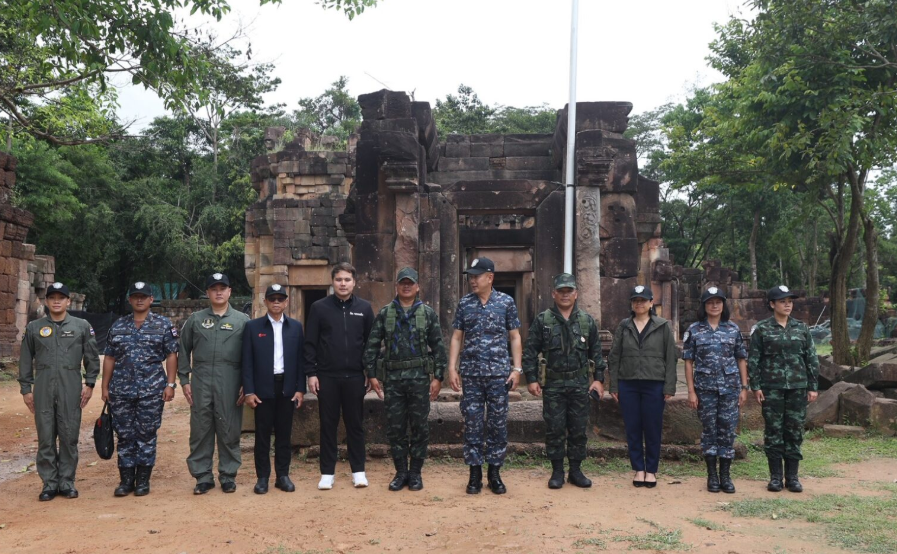 យោធា និងមន្រ្តីថៃទៅពិនិត្យមើលប្រាសាទតាក្របីរបស់កម្ពុជា។&nbsp;