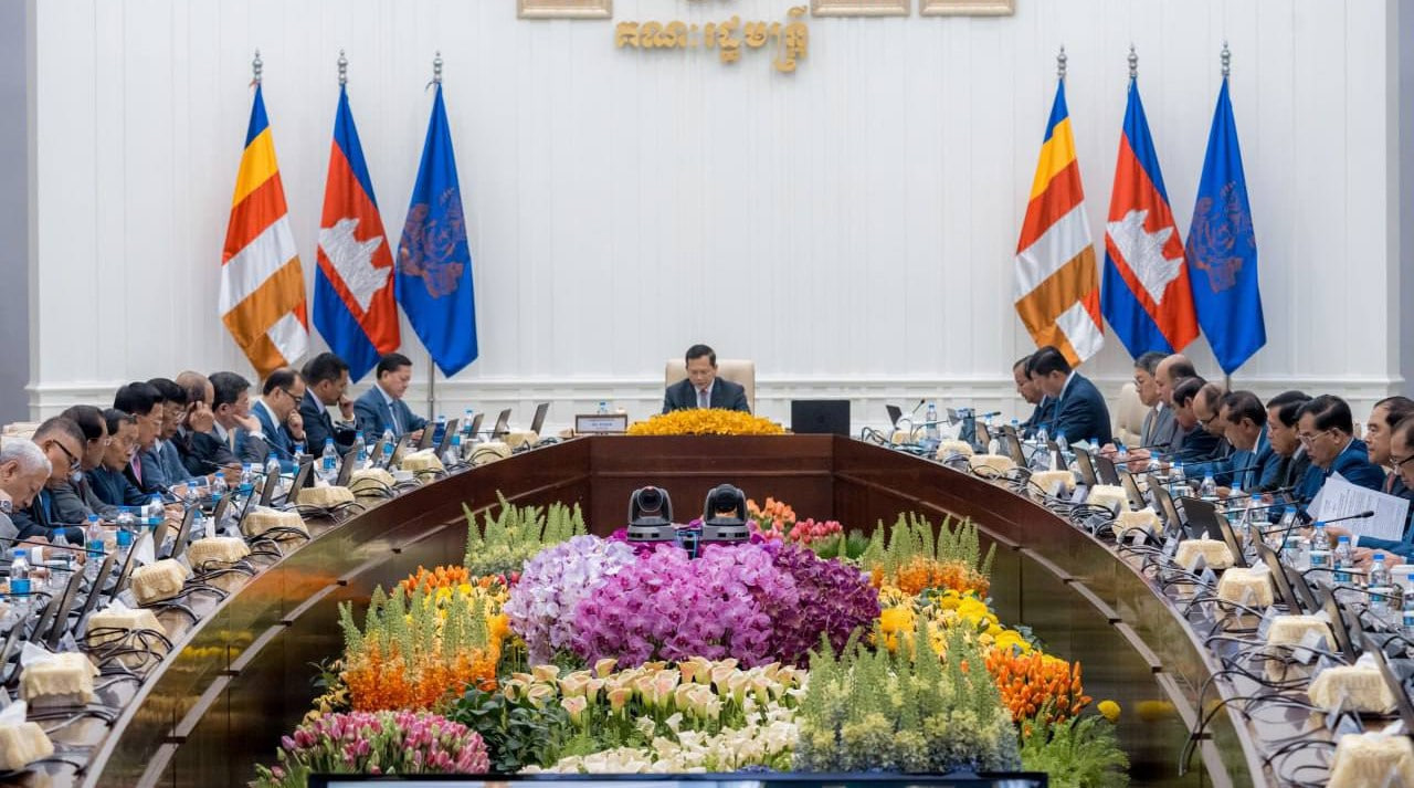 សម្តេចនាយករដ្ឋមន្រ្តី ហ៊ុន ម៉ាណែត ដឹកនាំកិច្ចប្រជុំគណៈរដ្ឋមន្រ្តី កាលពីអំឡុងខែមករា ឆ្នាំ២០២៥ ហើយសេចក្តីព្រាងច្បាប់ស្តីពីការប្រឆាំងអ្នកមិនទទួលស្គាល់របបខ្មែរក្រហម ត្រូវបានអនុម័តក្នុងកិច្ចប្រជុំនេះ មុនបញ្ជូនទៅរដ្ឋសភា។&nbsp;