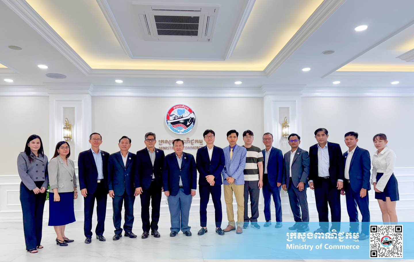 រូបថតជុំគ្នារវាងមន្រ្តីនៃក្រសួងពាណិជ្ជ សហព័ន្ធស្វាយចន្ទីកម្ពុជា និងគណៈប្រតិភូនៃទីភ្នាក់ងារថាមពលកូរ៉េ។ រូបភាព/ក្រសួងពាណិជ្ជកម្ម