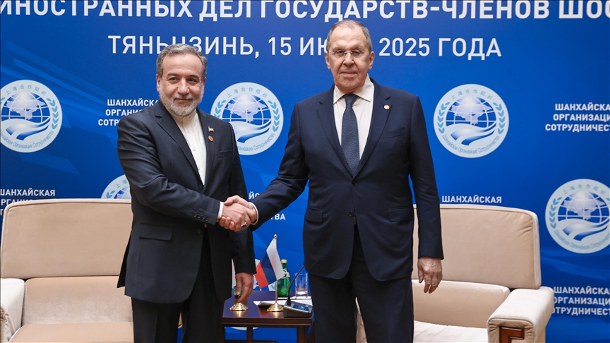 លោក អាបាស អារ៉ាក់ឈី(ឆ្វេង) និងលោក ស៊ែរហ្គេ ឡាវរ៉ូវ&nbsp;