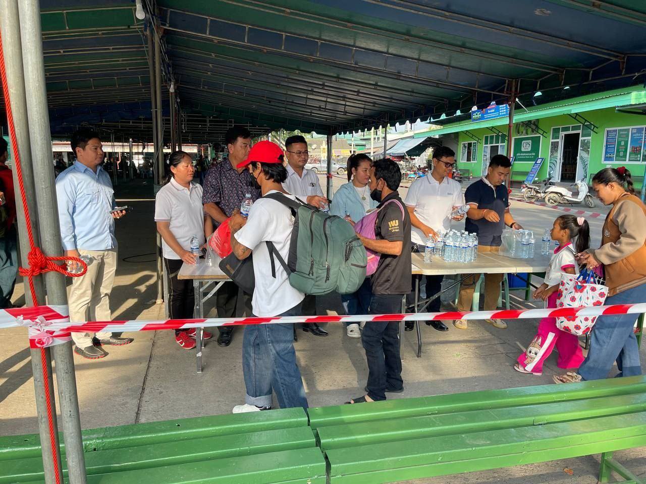 ទិដ្ឋភាពពលករខ្មែរឆ្លងដែនមកពីប្រទេសថៃ(ប្រភព៖ក្រសួងការងារថ្ងៃទី១០មេសា ឆ្នាំ២០២៥)។