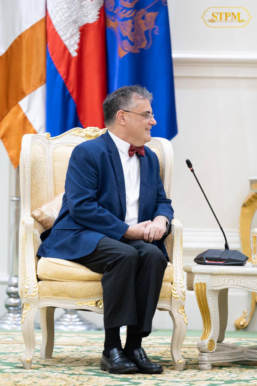 លោក អូលីវែរ រីឆាត&nbsp;ឯកអគ្គរដ្ឋទូតនៃសាធារណរដ្ឋបារាំងប្រចាំកម្ពុជា&nbsp;&nbsp;