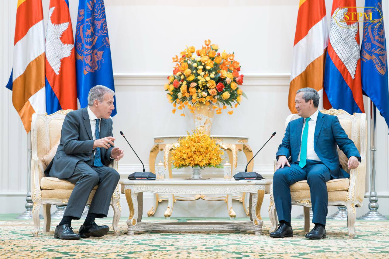 សម្ដេចធិបតី ហ៊ុន ម៉ាណែត នាយករដ្ឋមន្រ្តីនៃកម្ពុជា និងលោក Christian DesRoches ឯកអគ្គរដ្ឋទូតប្រទេសកាណាដាប្រចាំនៅកម្ពុជា។&nbsp;