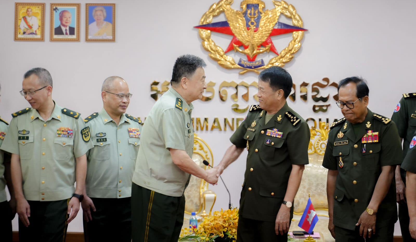 លោក&nbsp;ជូ គួពីវ និងលោក វង្ស ពិសេន ចាប់ដៃគ្នា