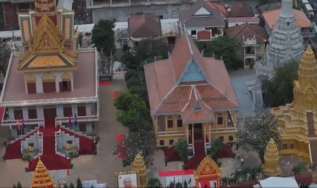 ថតពីខាងលើ៖ ខាងត្បូងជាព្រះវិហារ និងខាងជើងជាមហាកុដិសម្តេចព្រះសង្ឃរាជ ជួន ណាត 