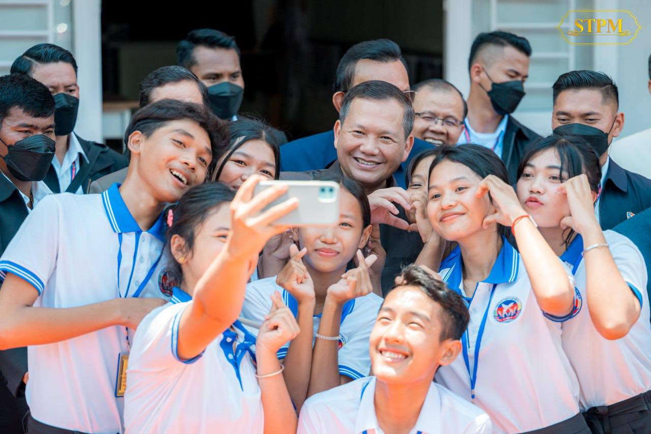 សម្ដេចធិបតី ហ៊ុន ម៉ាណែត នាយករដ្ឋមន្រ្តីនៃកម្ពុជា ថតរូបជាមួយប្រជាពលរដ្ឋ