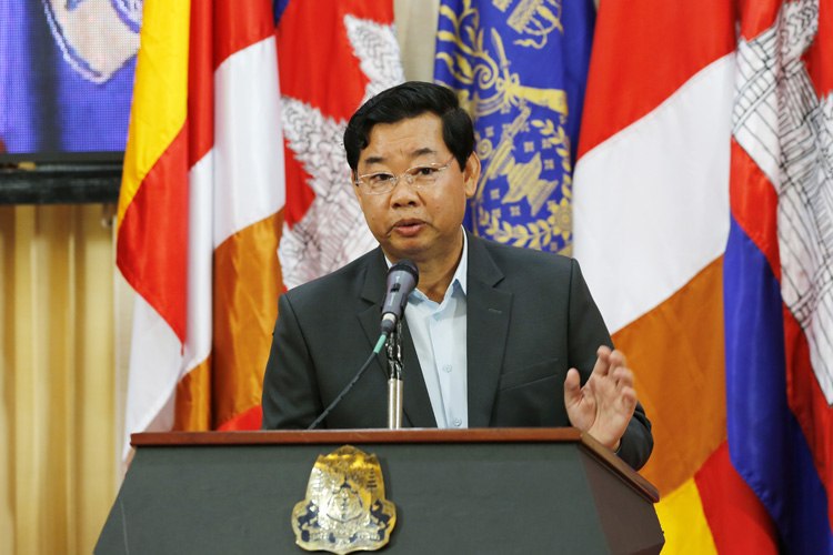 អភិបាលរងខេត្តសៀមរាប លោក លី សំរិទ្ធ ក្នុងសន្និសីទសារព័ត៌មានស្តីពី កាលពីថ្ងៃទី២ ខែមិថុនាឆ្នាំ២០២០ នៅទីស្តីការគណៈរដ្ឋមន្ត្រី។ រូបភាព៖ ក្រសួងព័ត៌មាន