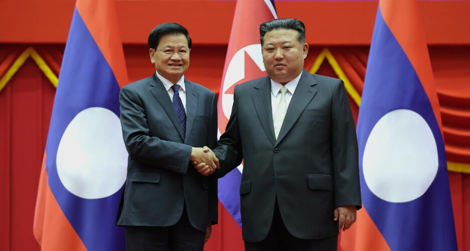 លោក ថងលូន ស៊ីស៊ូលីត (ឆ្វេង) និងលោក គីម ជុងអ៊ុន