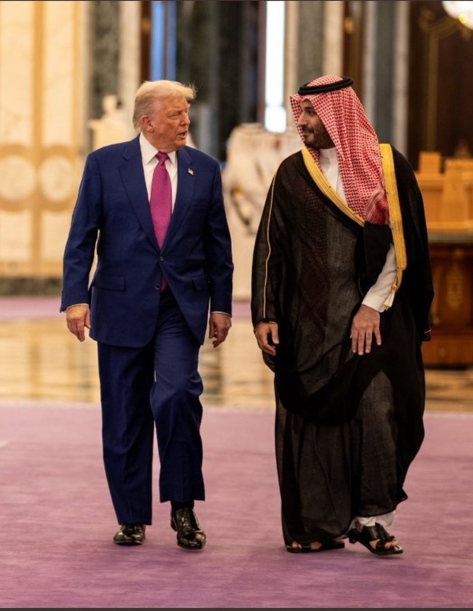 លោក ដូណាល់ ត្រាំ(ឆ្វេង) និងព្រះអម្ចាស់&nbsp;មហាម៉េដ ប៊ីន សាលម៉ែន 