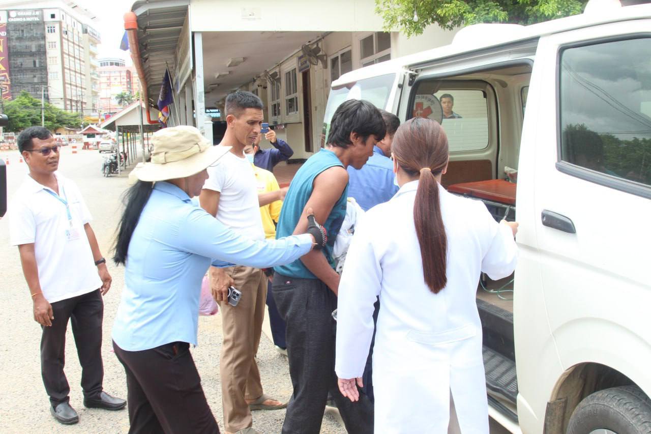 ពលករខ្មែរធ្វើការនៅប្រទេសថៃ ឈ្មោះ&nbsp;ស្កា ស៊ុ ត្រូវបានអាជ្ញាធរ និងក្រុមគ្រូពេទ្យកម្ពុជាជួយសង្រ្គោះ។