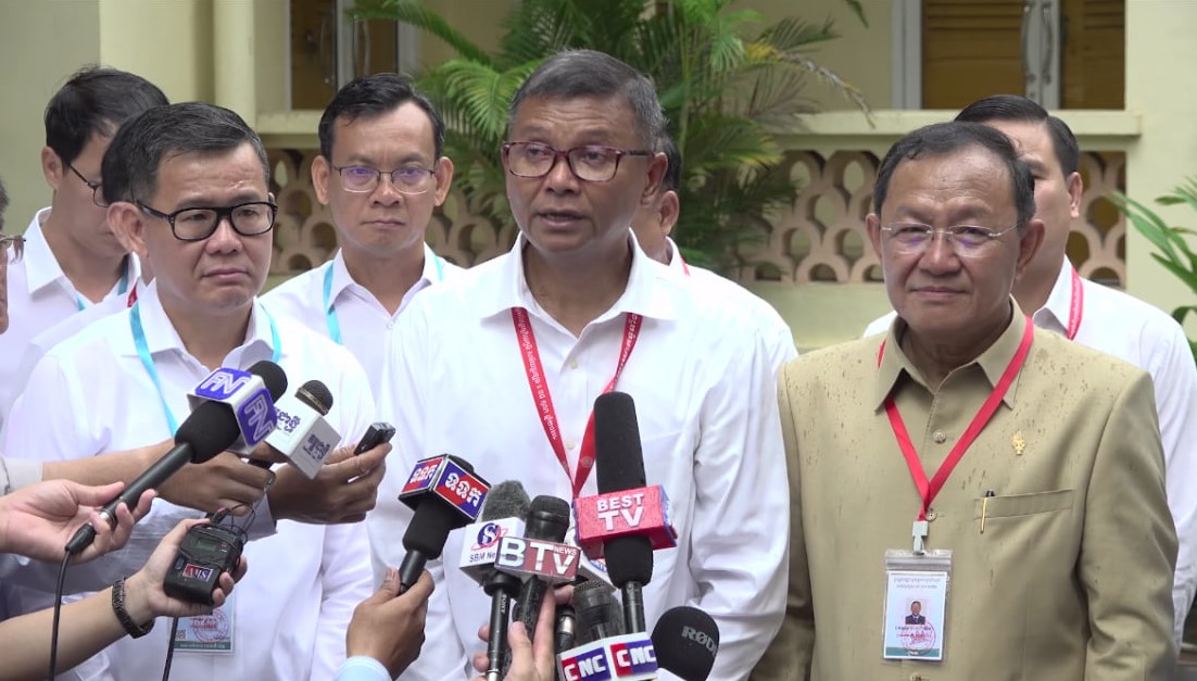 លោក ហង់ជួន ណារ៉ុន ឧបនាយករដ្ឋមន្រ្តី-រដ្ឋមន្រ្តីក្រសួងអប់រំ ផ្តល់បទសម្ភាសដល់អ្នកកាសែត ក្រោយចេញពីបើកវិញ្ញាសាប្រឡងបាក់ឌុប នៅមណ្ឌលប្រឡងវិទ្យាល័យព្រះស៊ីសុវត្ថិ កាលពីព្រឹកថ្ងៃទី៨ ខែតុលា ឆ្នាំ២០២៤។&nbsp;