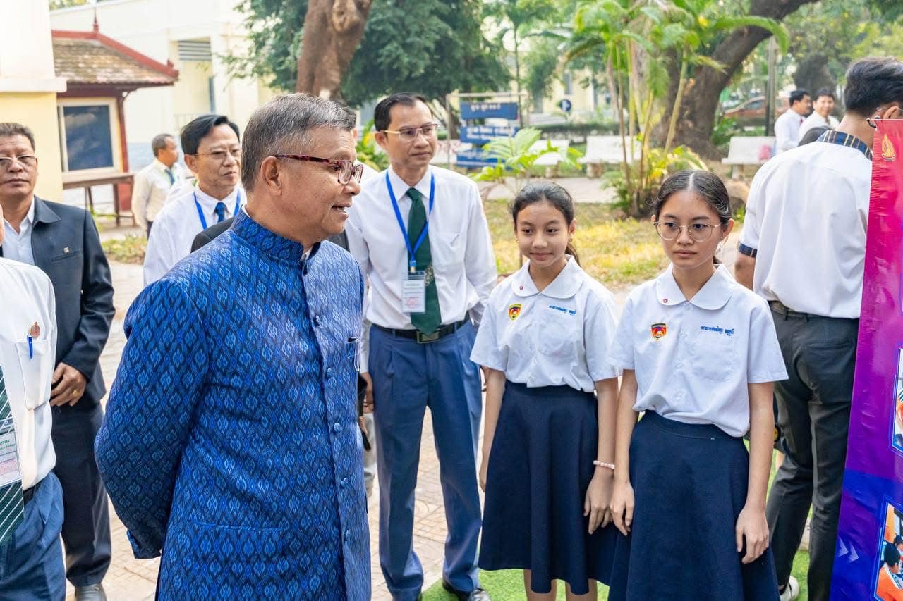 លោក ហង់ជួន ណារ៉ុន ស្ថិតក្នុងបរិវេណសាលាបឋមសិក្សា រាជបូណ៌