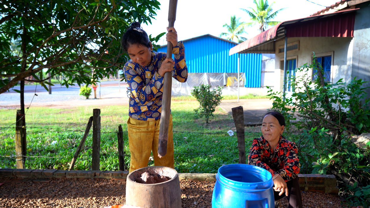 សកម្មភាព&nbsp;អ្នកស្រី ឈុន គឺមយាន បុក «គី» ដោយដៃ