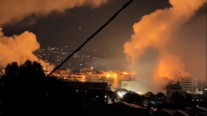 អណ្តាតភ្លើងឆាបឆេះឡើងក្នុងតំបន់មួយនៅលីបង់ បន្ទាប់ពីអ៊ីស្រាអែលទម្លាក់គ្រាប់។&nbsp;