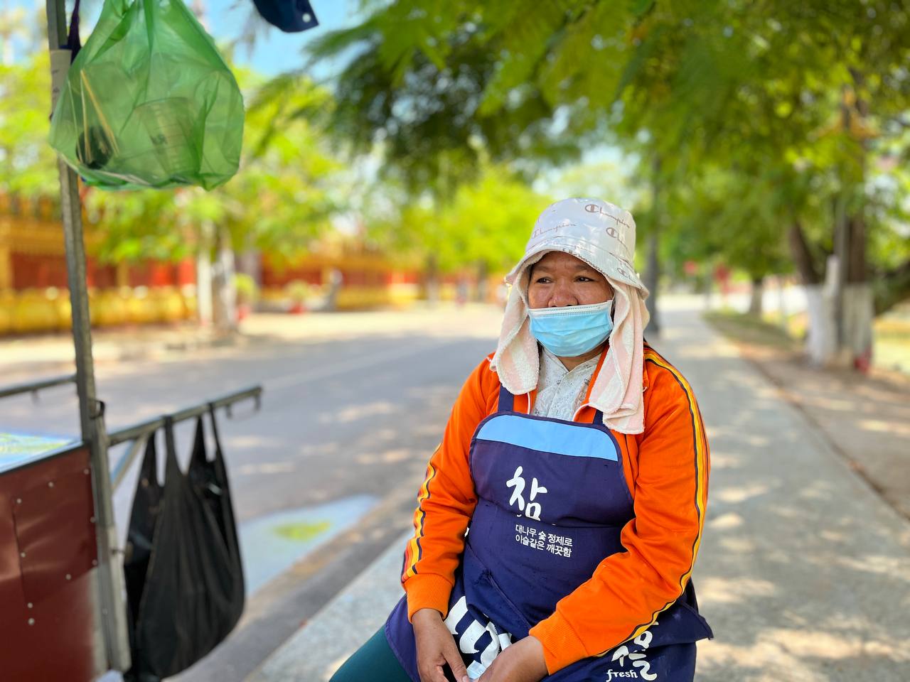 អ្នកស្រី តុប សំអុល កំពុងរៀបរាប់ពីការលក់ដូររបស់គាត់នៅលើផ្លូវជិតមាត់ស្ទឹងសៀមរាប។&nbsp;រូបភាព៖ ឃ្លាំង គីមហួយ